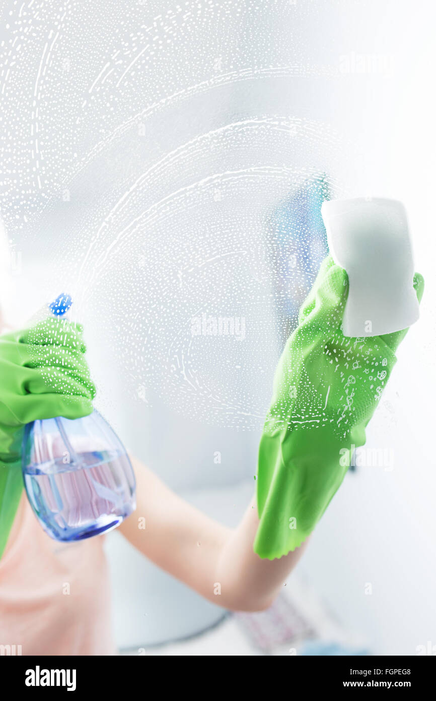 Frau Scheibe mit Reinigungsmittel, Reinigung Reinigung Konzept Stockfoto