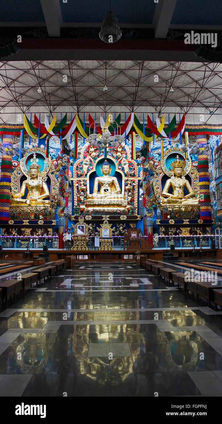 Goldene Statuen von Guru Padmasambhava, Buddha Shakyamuni und Amitayus. Golden Buddhistentempel, Bylakuppe, Coorg, Karnataka, Indien Stockfoto