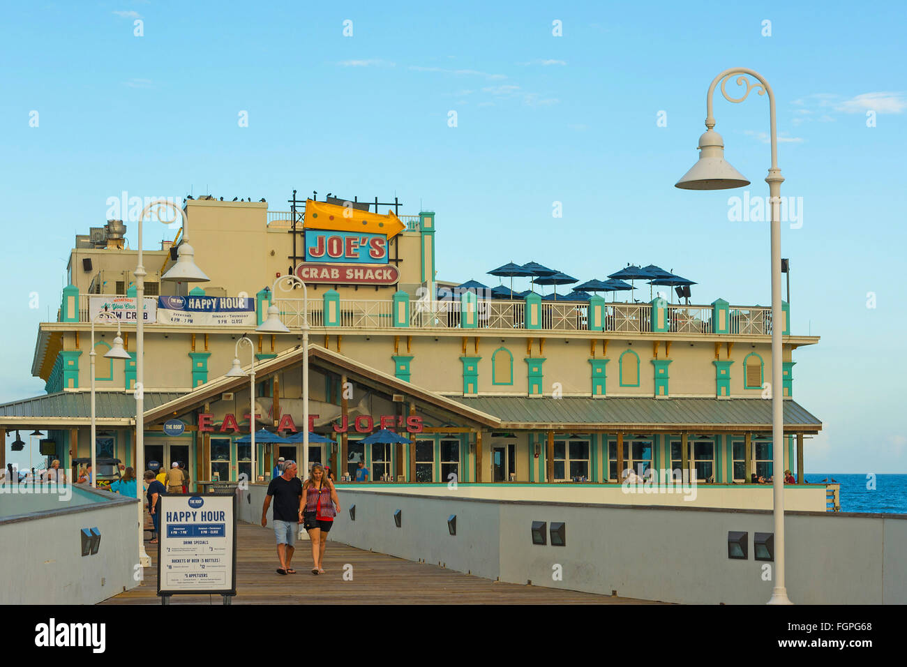 Daytona Beach Florida berühmten Main Street Pier und die Promenade Seebrücke mit Restaurant Joes Crab Shack auf dem Wasser für Touristen mit Wildschwein Stockfoto