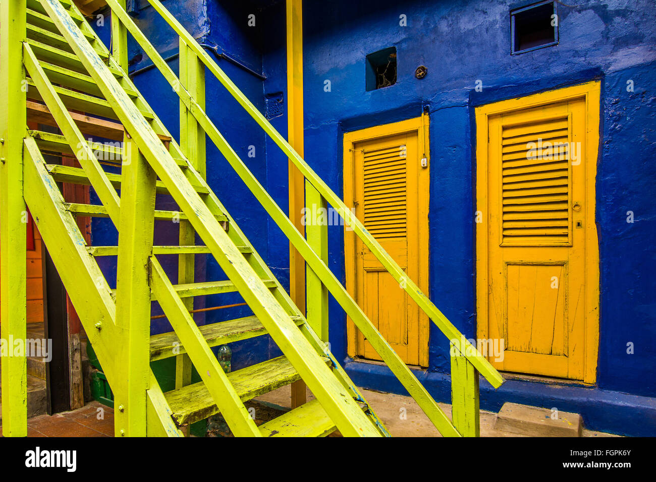 Buenos Aires Argentinien La Boca bunt leuchtenden Grundfarben Türen und Treppen Stockfoto