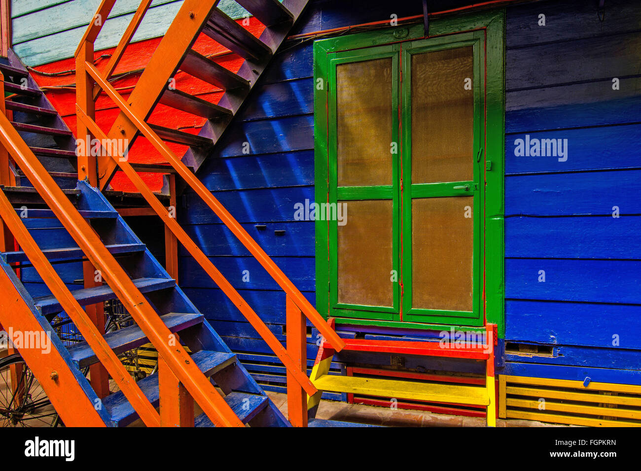 Buenos Aires Argentinien La Boca bunt leuchtenden Grundfarben Türen und Treppen Stockfoto