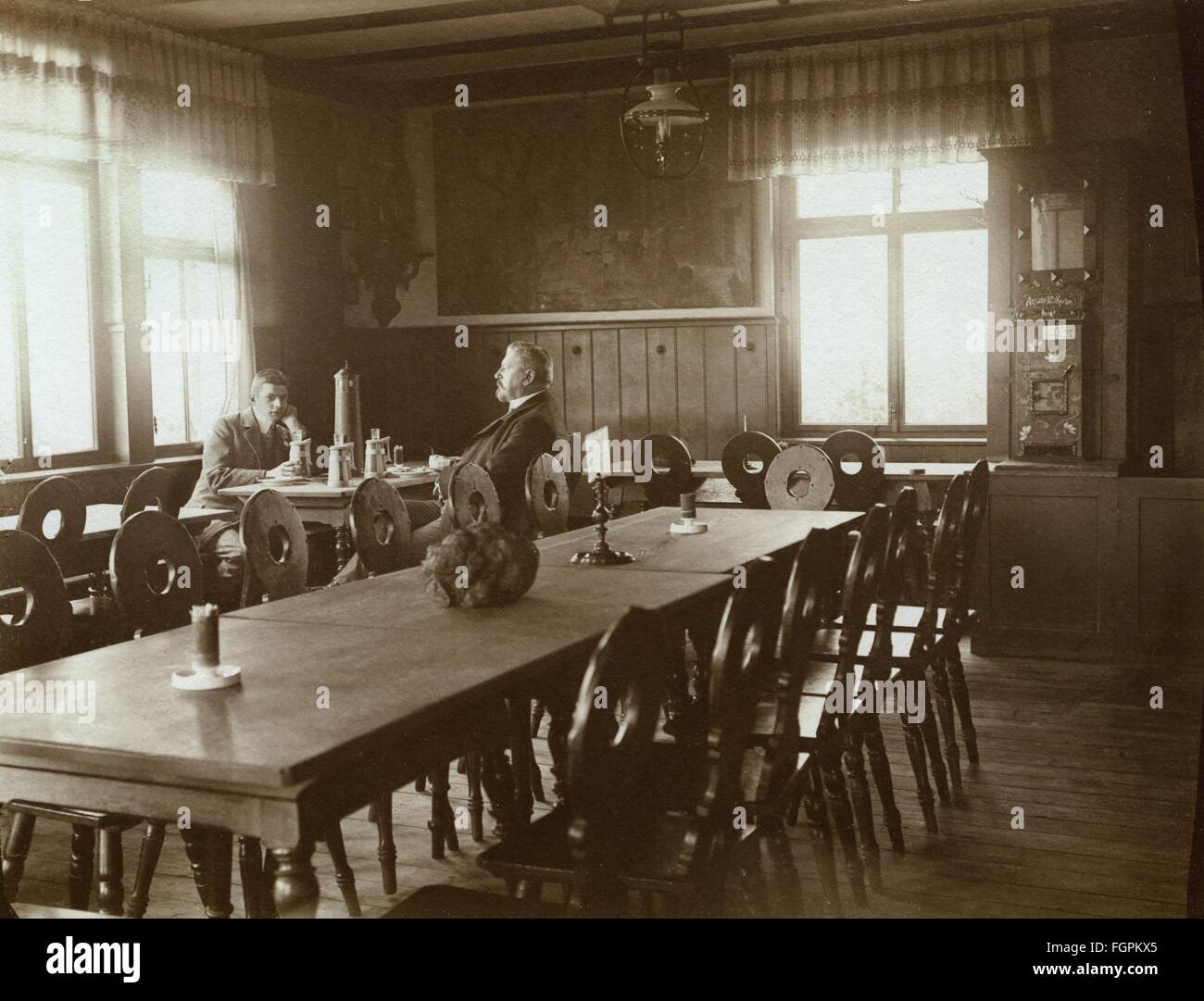 Gastronomie, Taverne, leeres Restaurant, nur zwei Gäste trinken Bier, Deutschland, um 1911, Zusatzrechte-Clearences-nicht vorhanden Stockfoto