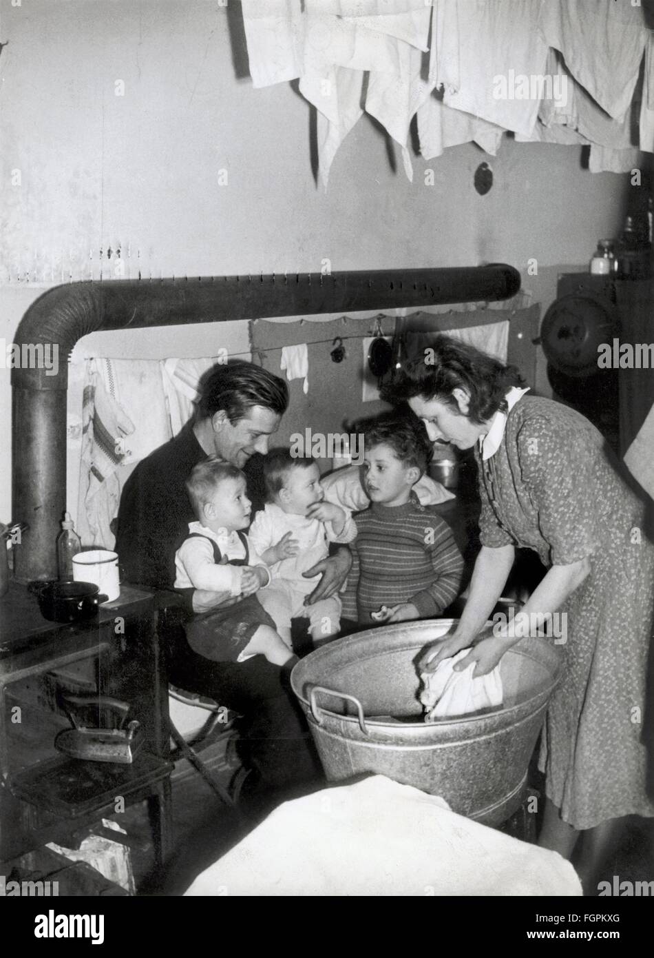 Geographie / Reisen, Deutschland, München, Menschen, Wohnungsnot, Familie mit drei Kindern in Notwohnung, um 1950, Zusatzrechte-Clearences-nicht vorhanden Stockfoto