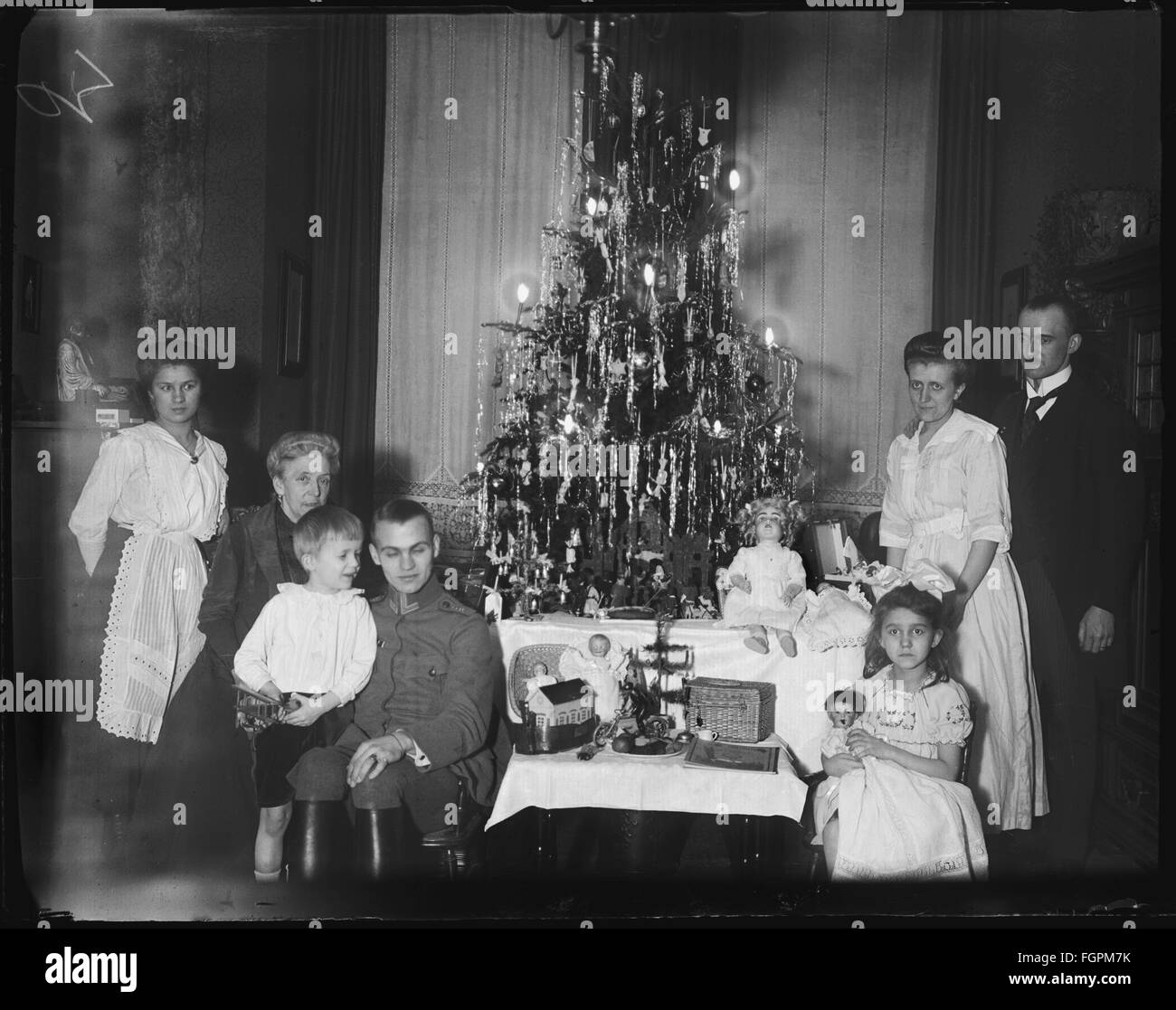 Weihnachten, Heiligabend, Familie mit Weihnachtsbaum, Kopie von Glas negativ, Deutschland, 1914, Zusatzrechte-Clearences-nicht vorhanden Stockfoto