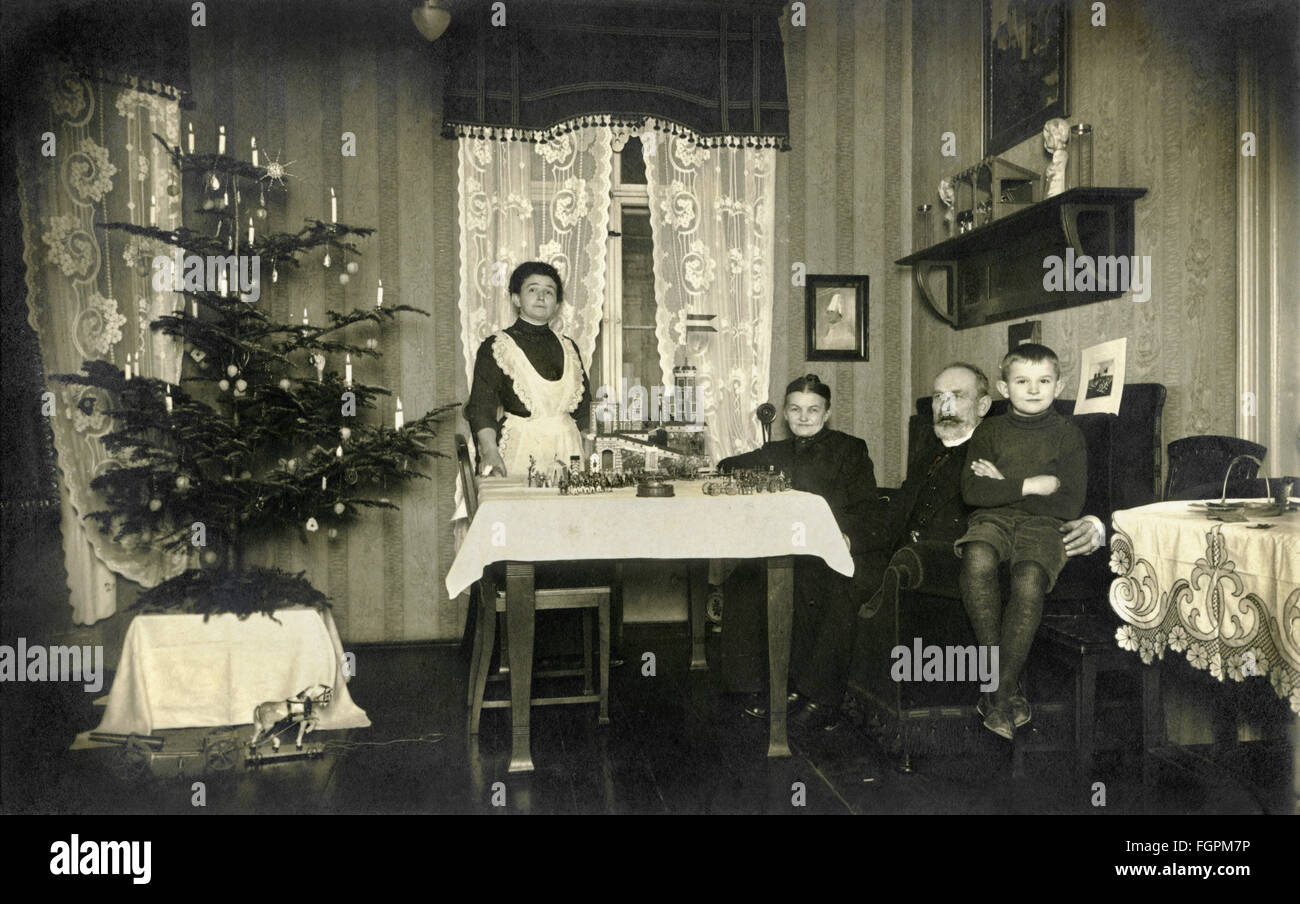 Weihnachten, Heiligabend, Familie mit Weihnachtsbaum, Enkelkind besucht Großeltern, Deutschland, 1915, Zusatzrechte-Clearences-nicht vorhanden Stockfoto