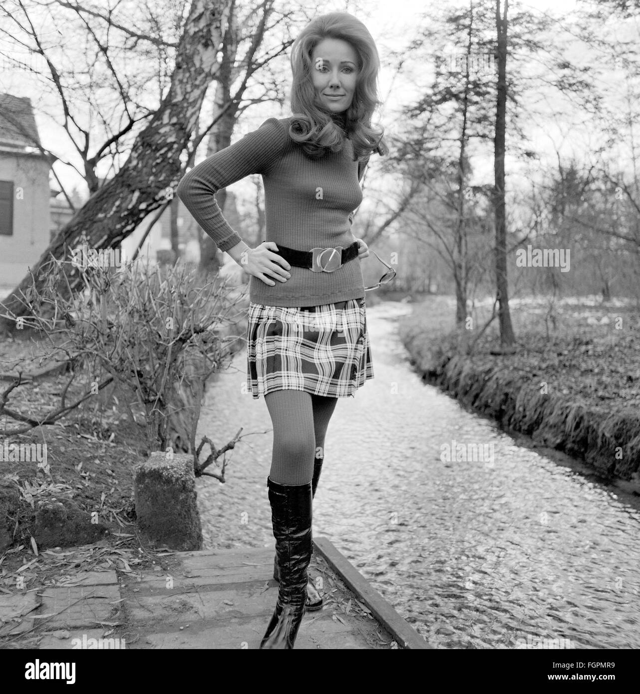 Mode, Damenmode, Frau im Minirock, 1968, Additional-Rights-Clearences-not available Stockfoto