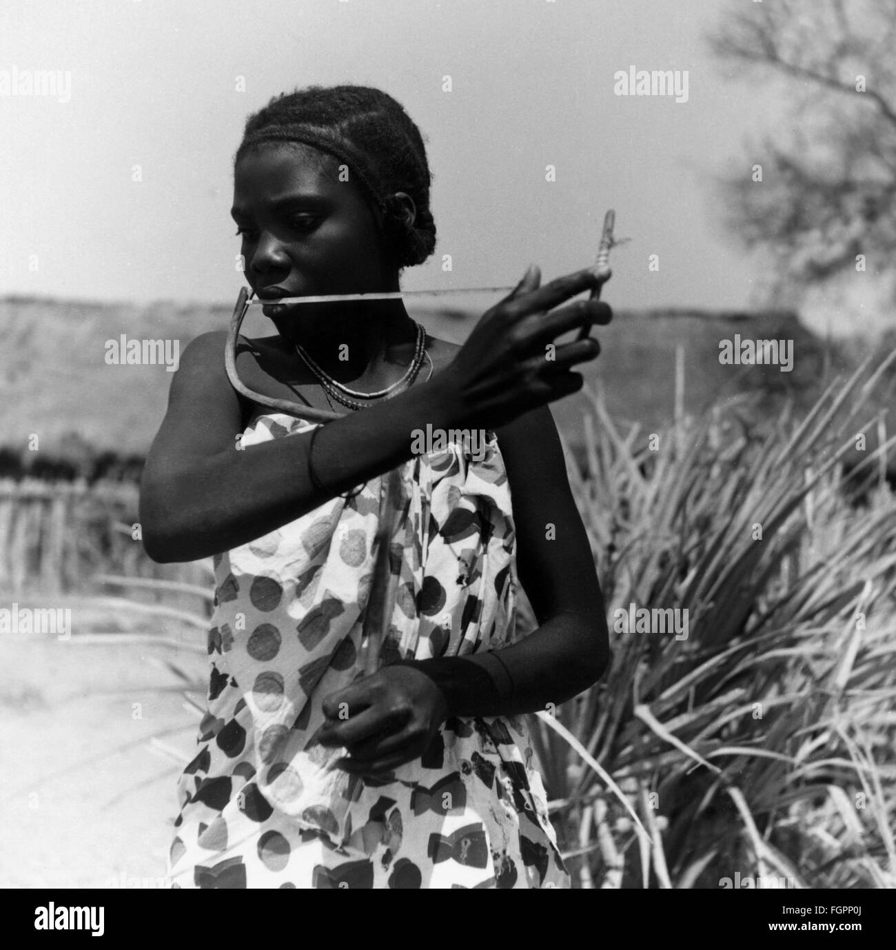 Geographie / Reisen, Angola, Menschen, junge Frau mit musikalischem Bogen, um 1956, Zusatz-Rechte-Clearences-nicht vorhanden Stockfoto