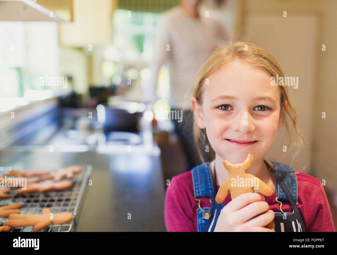Porträt lächelndes Mädchen essen Lebkuchen Stockfoto