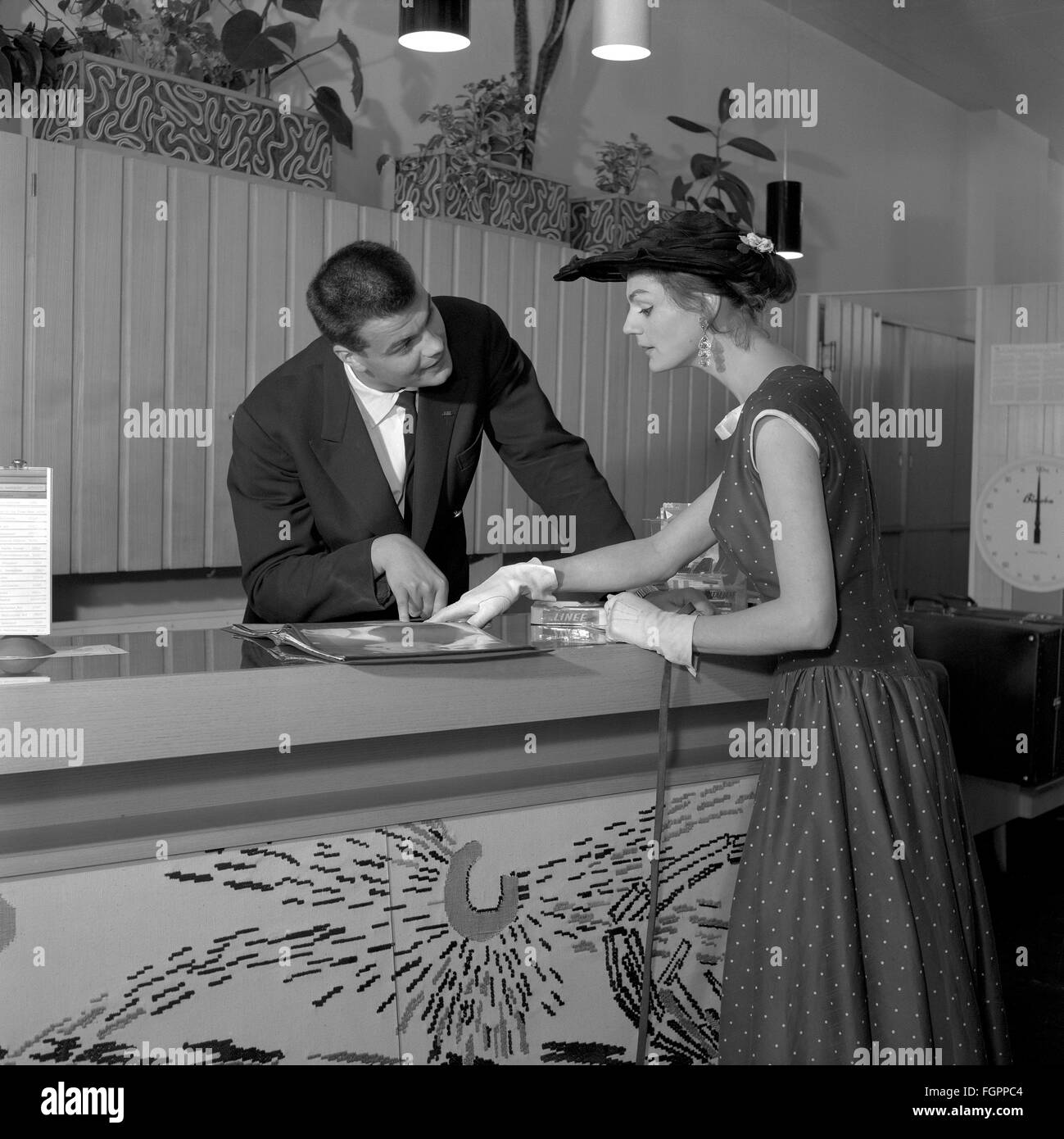 Mode, Damenmode, Frau mit Sommerkleid und Hut, LAI-Niederlassung, 50er Jahre, , zusätzliche-Rechte-Clearenzen-nicht verfügbar Stockfoto