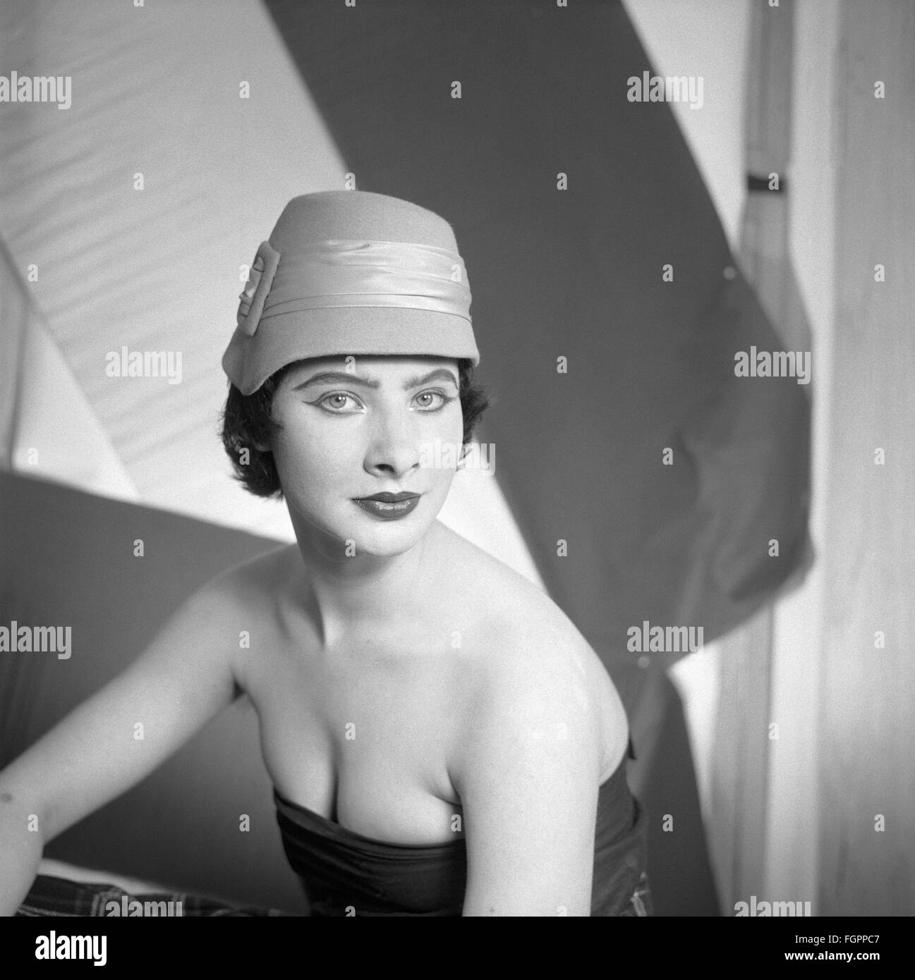 Mode, Damenmode, Modelmodell mit Hut, 50er Jahre, ,  zusätzliche-Rechte-Clearences-not available Stockfotografie - Alamy