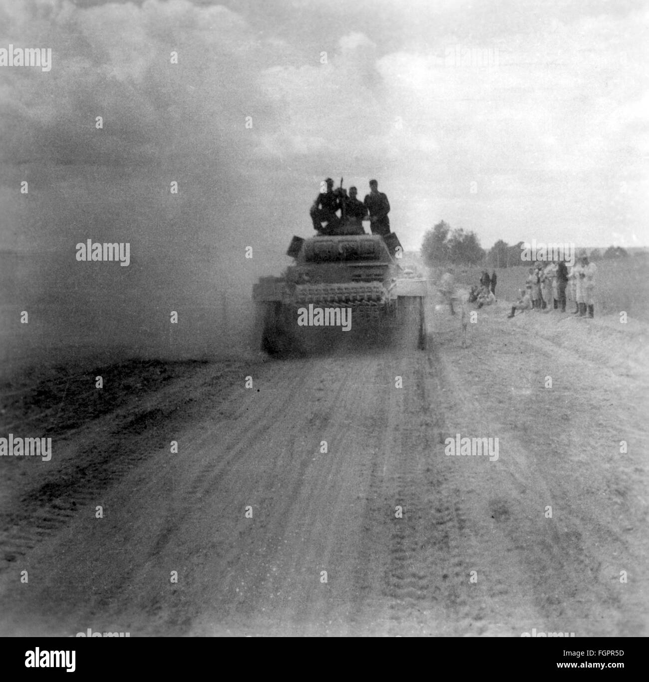 Zweiter Weltkrieg, Sowjetunion, Operation 'Barbarossa', Panzer III Panzer der Panzergruppe Kleist auf einer Landstraße in der Ukraine, Sommer 1941, Zusatzrechte-Abfertungen-nicht vorhanden Stockfoto