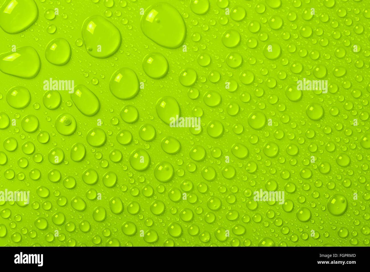 Wassertropfen auf grünem Hintergrund Stockfoto