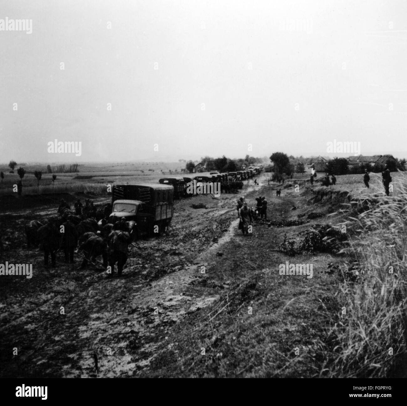 Nationalsozialismus, Organisationen, Reichsarbeitsdienst, Konvoi einer Reichsarbeitsdiensteinheit, an der Ostfront eingesetzt, auf einer Landstraße in der Ukraine, 1941, Zusatzrechte-Clearences-nicht vorhanden Stockfoto