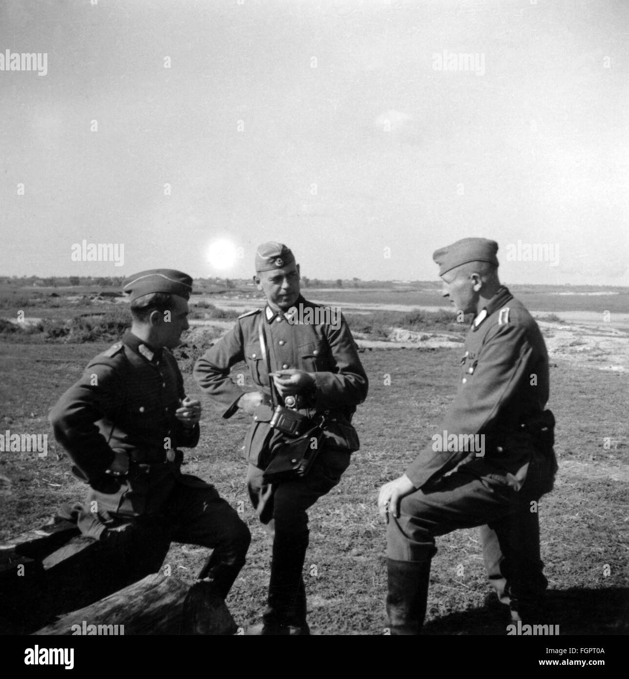 Nationalsozialismus / Nationalsozialismus,Organisationen,Reichsarbeitsdienst,Rad,Rad Führer während einer Diskussion über die Ostfront,Foto aufgenommen von einem Mitglied der Rad Abteilung K. 1/130,Ukraine,Sommer 1941,Sowjetunion,Deutsches Reich,Drittes Reich,Deutschland,Deutsches Reich,Drittes Reich,1940er,40er,Kampagne,Kampagnen,Deutsche Invasion der Sowjetunion,Russische Kampagne,Kampagne in Russland,Bau von Brücken,Brücken in der Ostbrücke,Bau,Brücken,Brücken-Brücken,Brücken,Brücken,Brücken,Brücken,Brücken,Brücken,Brücken,Brücken,Brücken,Brücken,Brücken,in der Ostuniform, Stockfoto