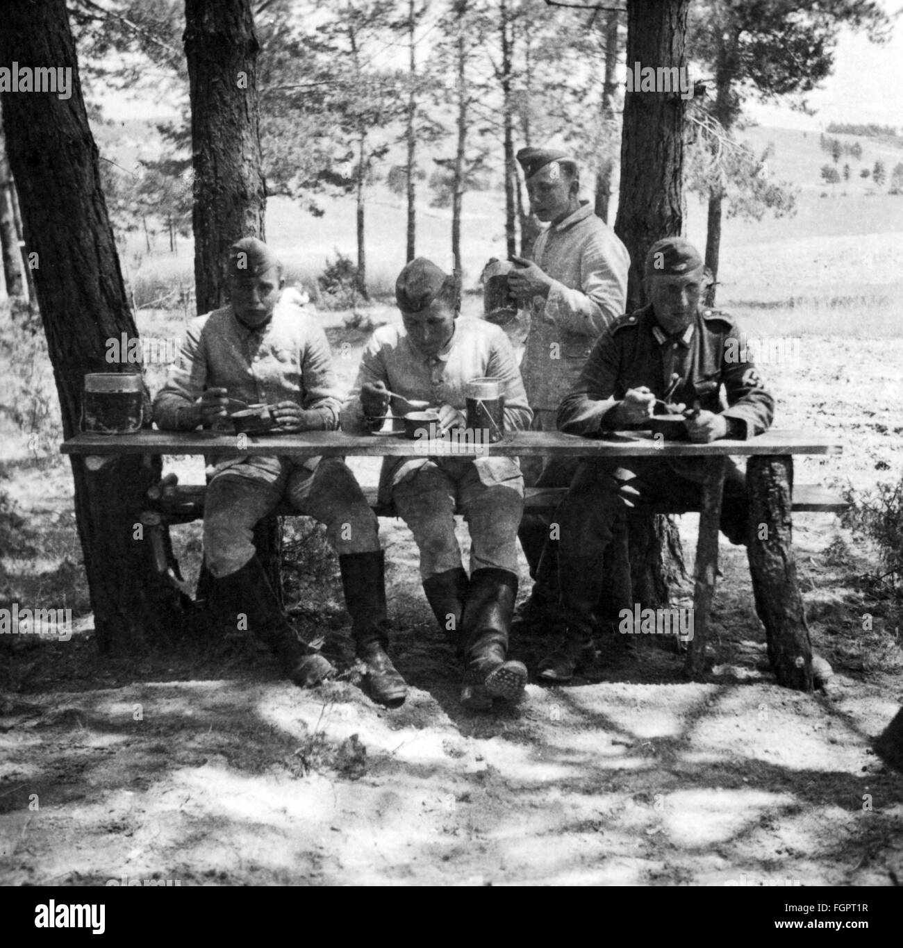 Nationalsozialismus, Organisationen, Reichsarbeitsdienst, Rad, Podklastor an der polnisch-sowjetischen Grenze, Mitglieder der Rad Abteilung KV 1/130 beim Mittagessen, Juni 1941, kurz vor dem deutschen Einmarsch in die Sowjetunion (Operation Barbarossa), Zusatzrechte-Clearenzen-nicht vorhanden Stockfoto