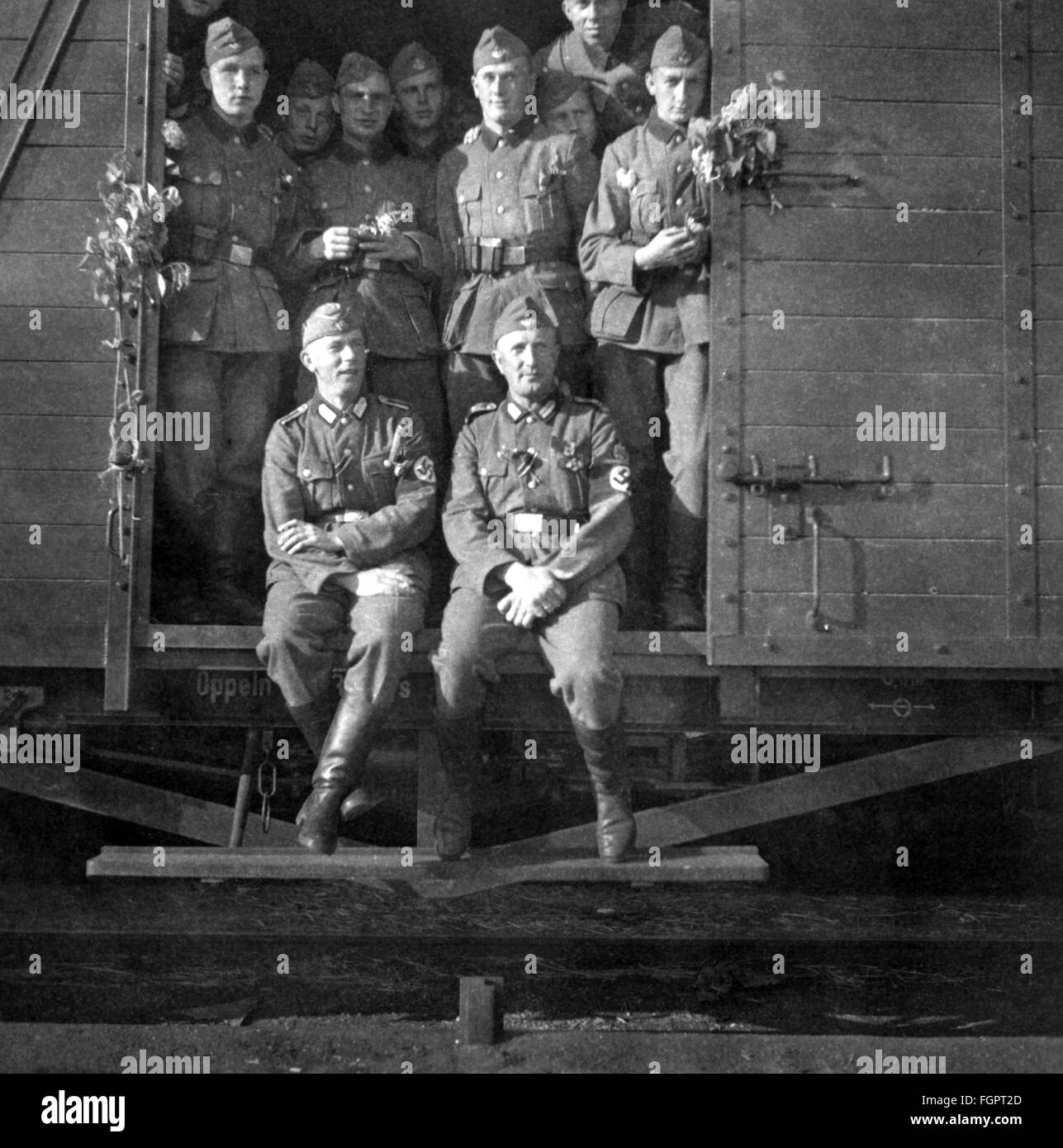 Zweiter Weltkrieg, Sowjetunion, Sommer 1941, Gruppenbild eines Reichsarbeitsdienstes, aufgenommen während eines Zwischenstopps auf einem Bahnhof während des Schienenverkehrs der Einheit in die Ukraine, Zusatzrechte-Abferungen-nicht vorhanden Stockfoto