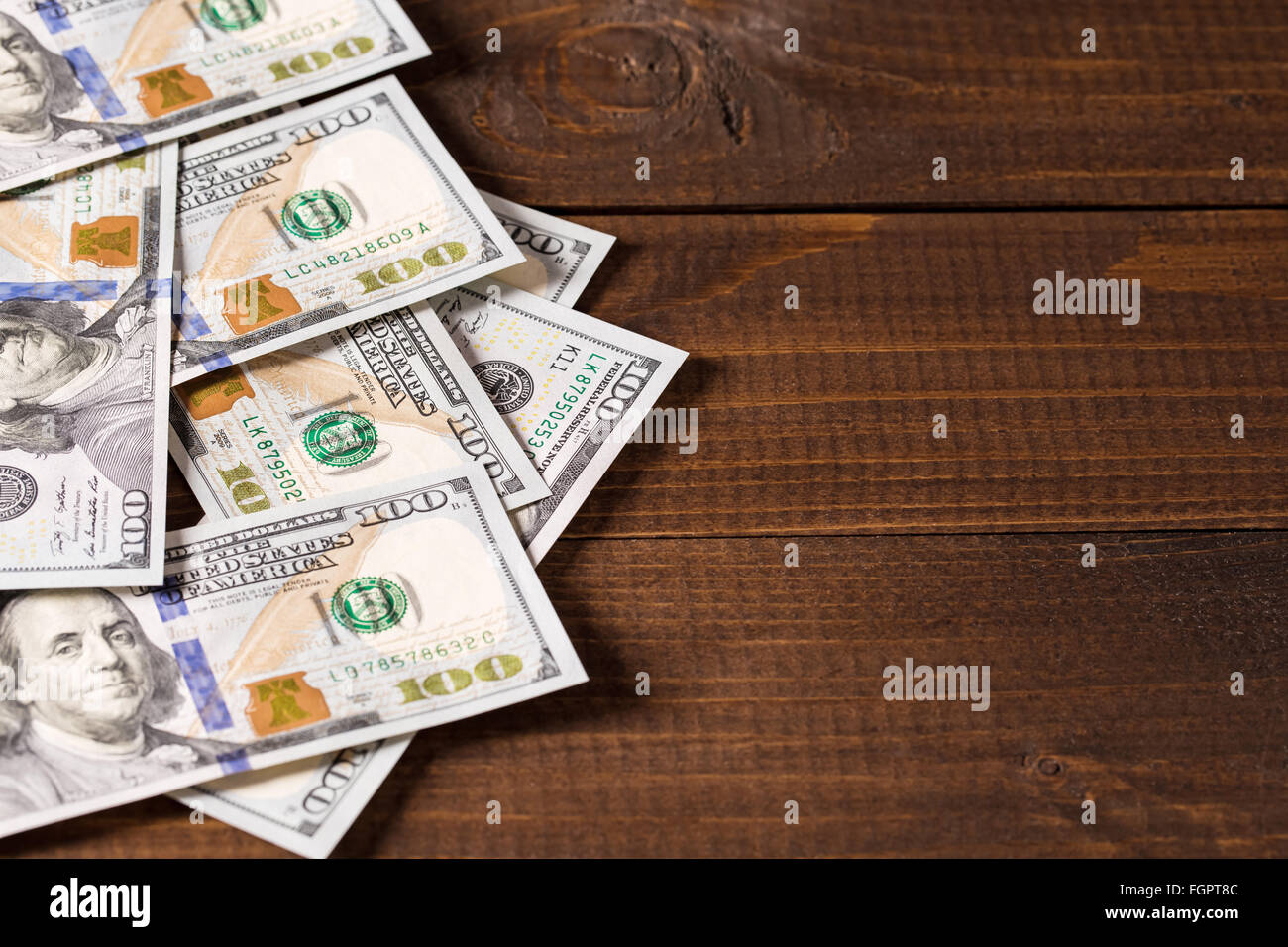 Neue 100 us-Dollar Scheine auf Holz- Hintergrund Stockfoto