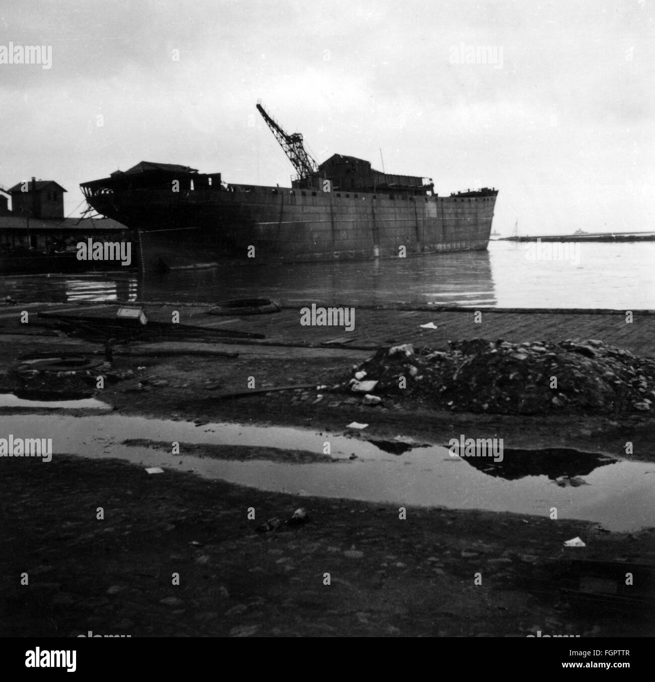 Ereignisse, 2. Weltkrieg, Sowjetunion, Operation 'Barbarossa' (deutsche Invasion der Sowjetunion), Armeegruppe Süd, Ukraine, erbeutete Hülle eines Schiffes im Hafen von Mariupol am Asowschen Meer, 1941, Zusatzrechte-Clearences-nicht vorhanden Stockfoto