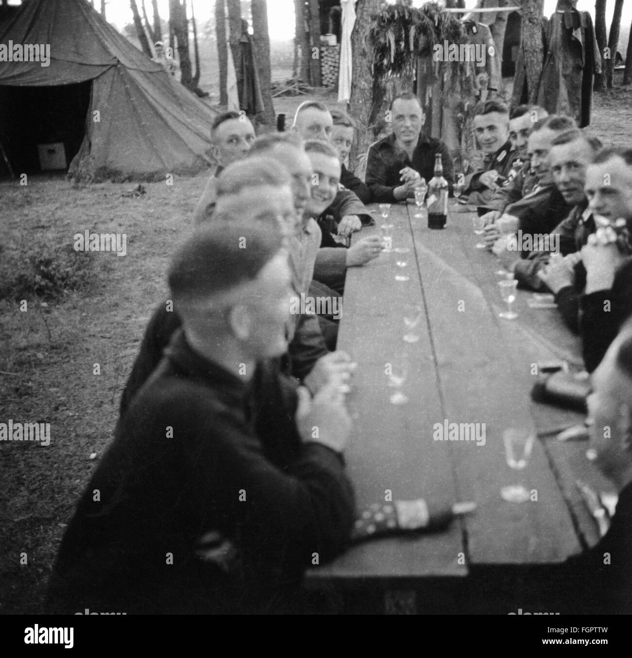 Nationalsozialismus, Organisationen, Reichsarbeitsdienst, Rad, Podklastor an der polnisch-sowjetischen Grenze, Mitglieder der Rad Abteilung KV 1/130 bei einem gemeinsamen Drink, Juni 1941, kurz vor dem deutschen Einmarsch in die Sowjetunion (Operation Barbarossa), Zusatzrechte-Clearenzen-nicht verfügbar Stockfoto