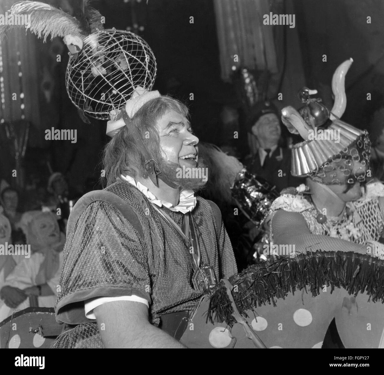 Festlichkeiten, Karneval, Fest der 'Deutschen Ritter', Ritter auf Holzpferden, Löwenbräukeller, München, 1958, Zusatz-Rechte-Clearenzen-nicht vorhanden Stockfoto