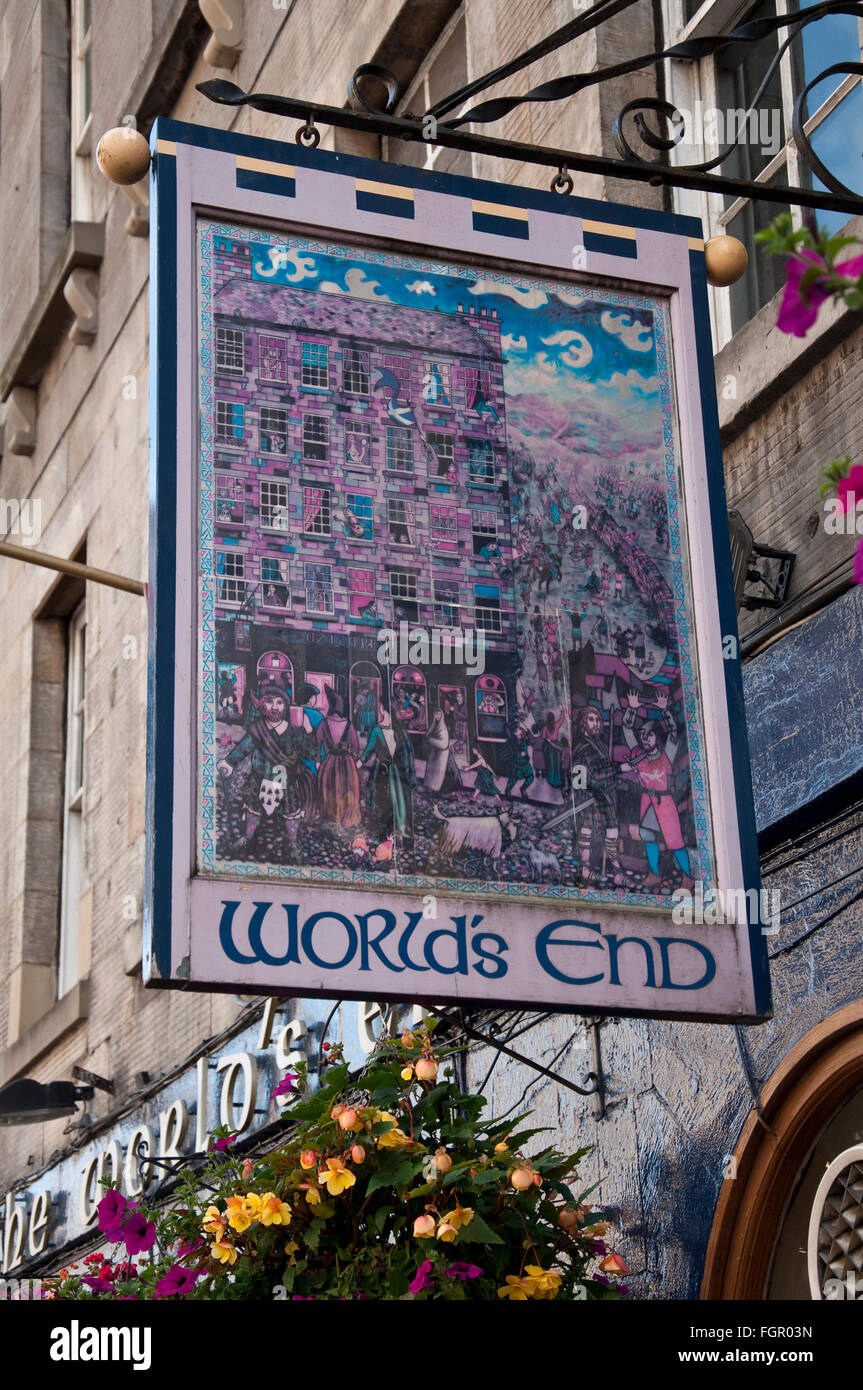 Zeichen der Welten Ende außerhalb der Kneipe auf der alten High Street in Edinburgh. Stockfoto