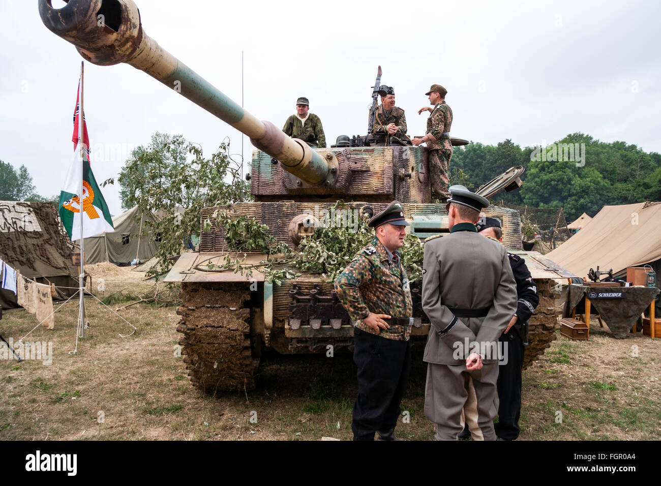 Re-enactment. Zweiter Weltkrieg deutsche Tiger Tank Mark 1, mit Kommandant vor Gespräch mit zwei Deutschen Kapitäne, einer in der Tarnung uniform. Stockfoto