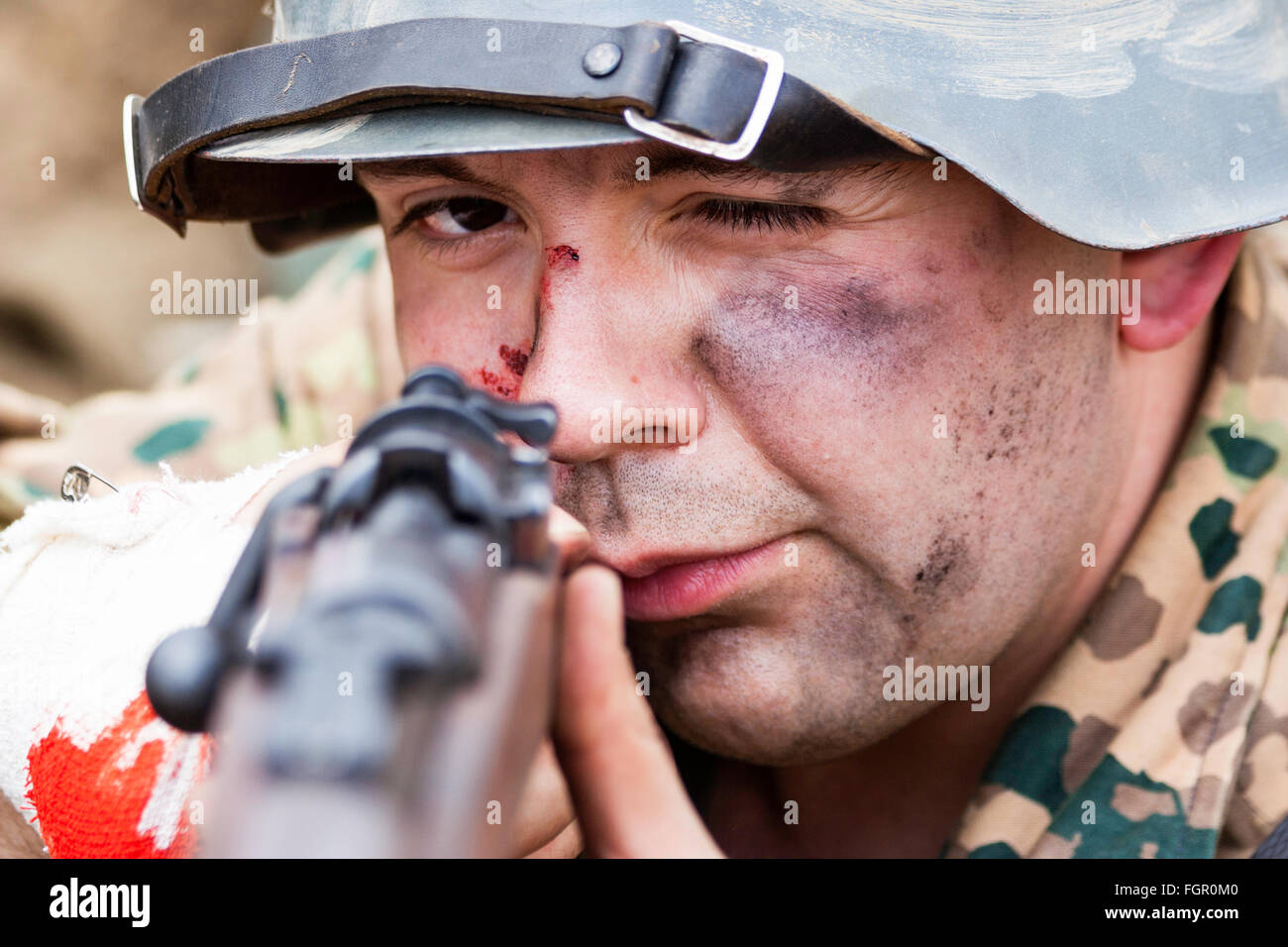 Zweiten Weltkrieg Re-enactment. Nahaufnahme des Gesichts von deutschen Soldaten, wobei das Ziel, die Sehenswürdigkeiten von seinem Gewehr. Auge - Kontakt. Stockfoto