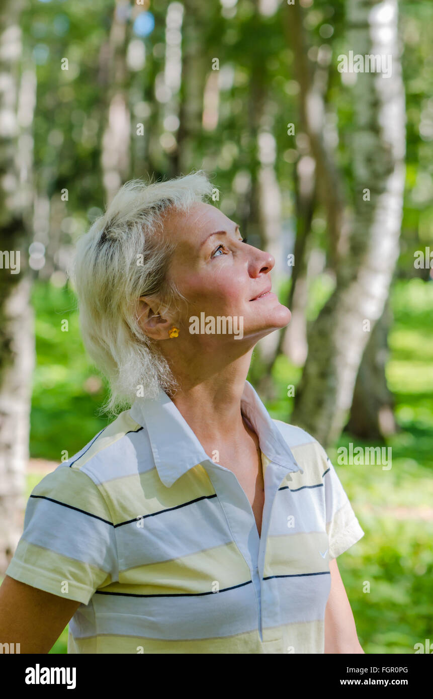 Porträt der Frau in einem Birkenholz Stockfoto