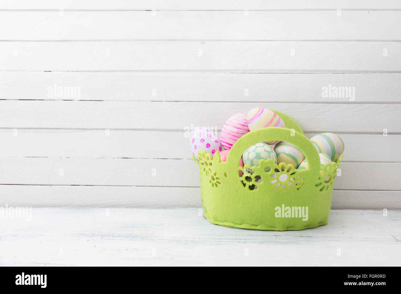 Ostereier in Pastell-Farben auf weißem Holz Hintergrund gemalt. Ostern-Konzept Stockfoto