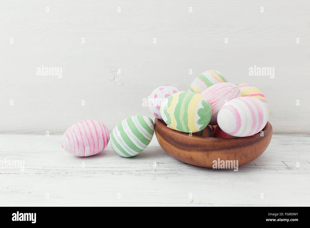 Ostereier in Pastell-Farben auf weißem Holz Hintergrund gemalt. Ostern-Konzept Stockfoto