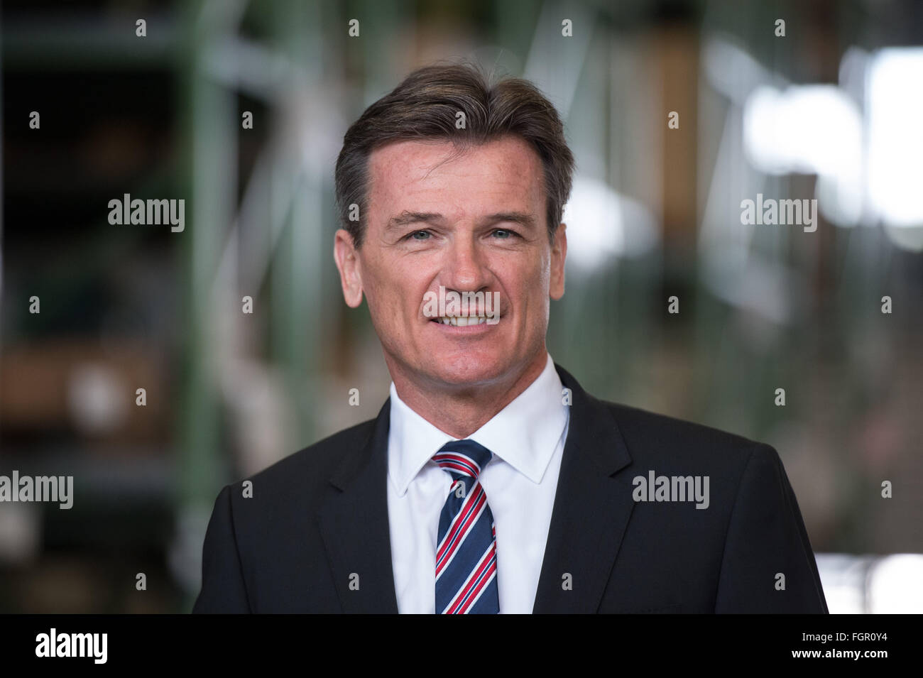 Stuttgart Deutschland 22 Februar 2016 Vorstandsmitglied Der Daimler Ag Verantwortlich Fur Nutzfahrzeuge Wolfgang Bernhard Stellt Nach Einer Pressekonferenz In Der Mercedes Benz Zentrale Distributiob Center In Stuttgart Deutschland 22 Februar