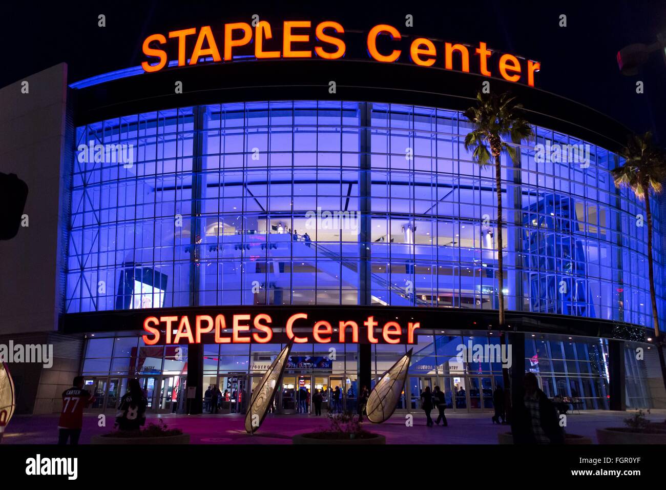Das beleuchtete Staples Center, eine multifunktionale Sportarena in Los Angeles, im Dezember 2015. Stockfoto