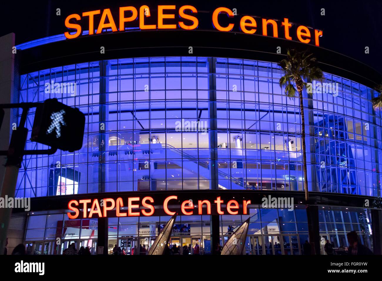 Das beleuchtete Staples Center, eine multifunktionale Sportarena in Los Angeles, im Dezember 2015. Stockfoto