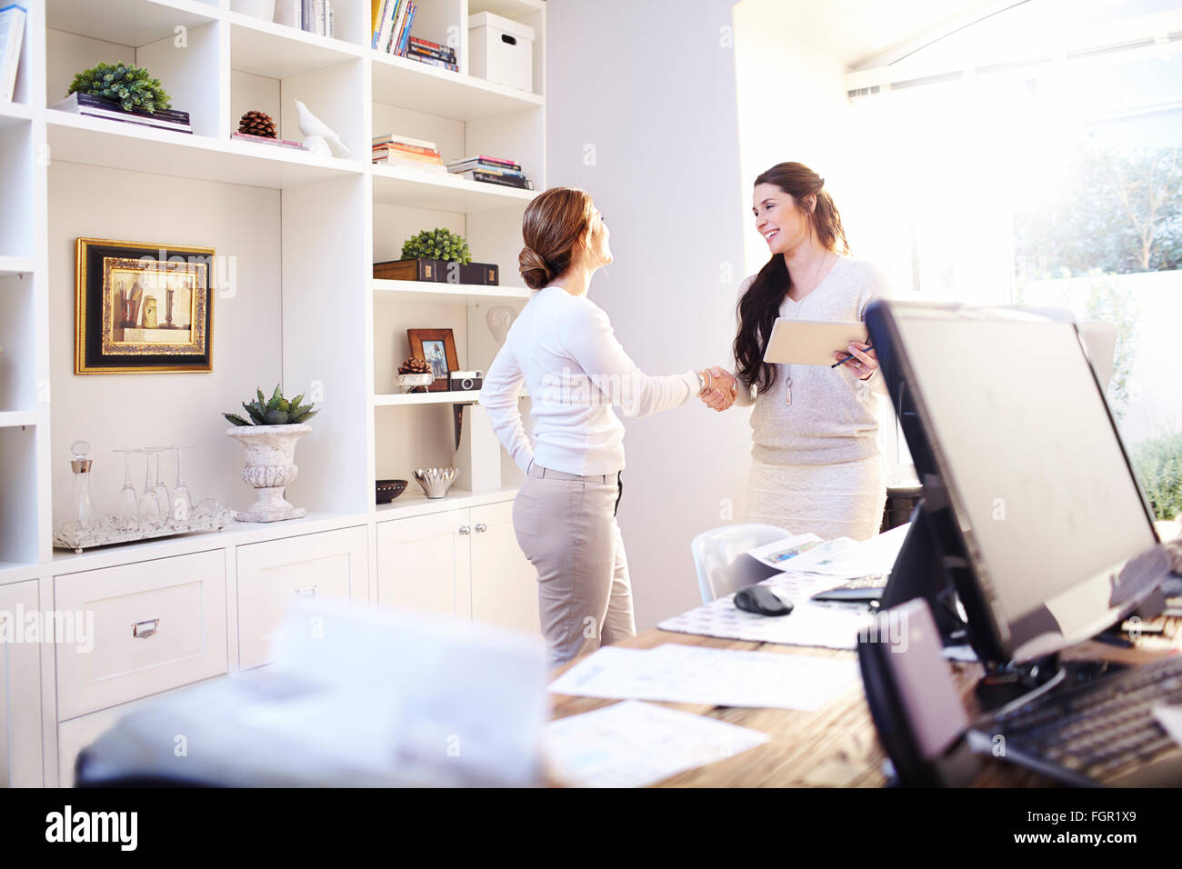 Interior Designer und Auftraggeber Handshake im Büro Stockfoto