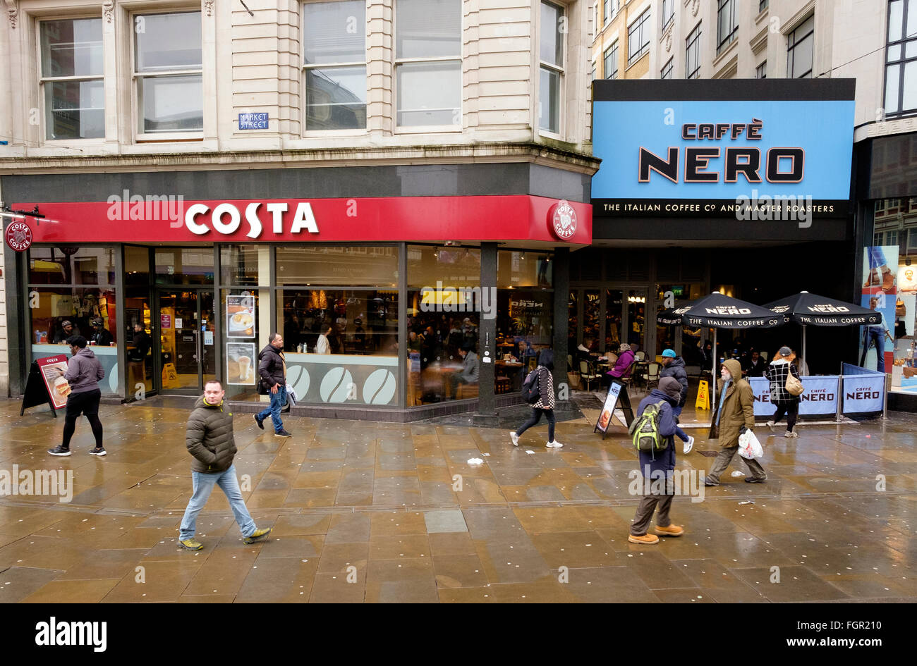 Manchester, UK - 17. Februar 2016: Kaffee-Ketten Costa und Caffe Nero auf Market Street, Manchester Zentrum an einem regnerischen Wintertag Stockfoto