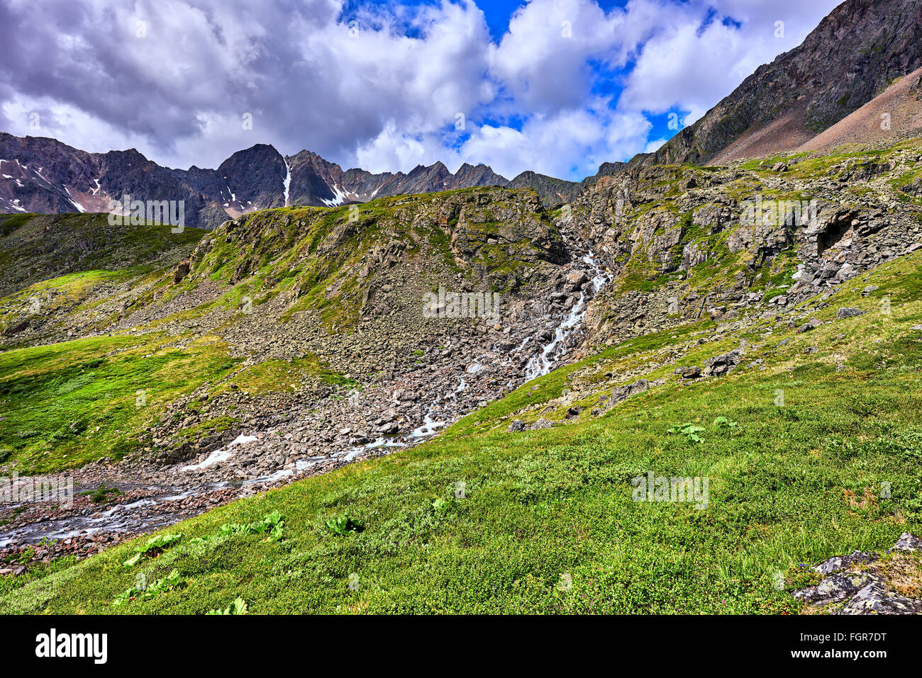 Gebirgsbach fließt aus einer engen Schlucht. Bergtundra Ostsibiriens. Asien Stockfoto