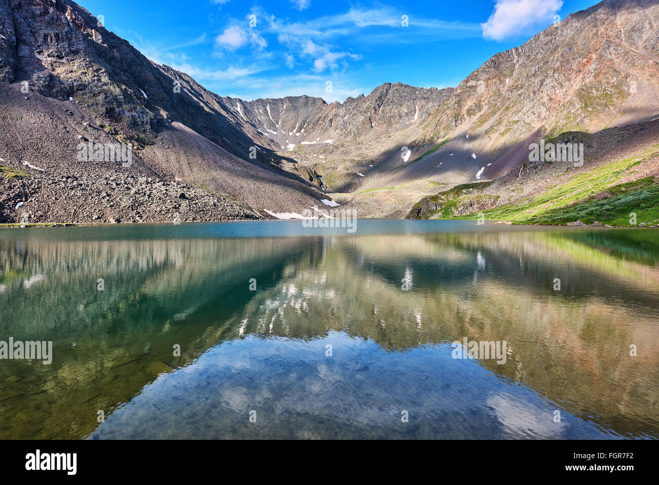 Klarem Wasser kalt Bergsee. Ost-Sibirien Stockfoto