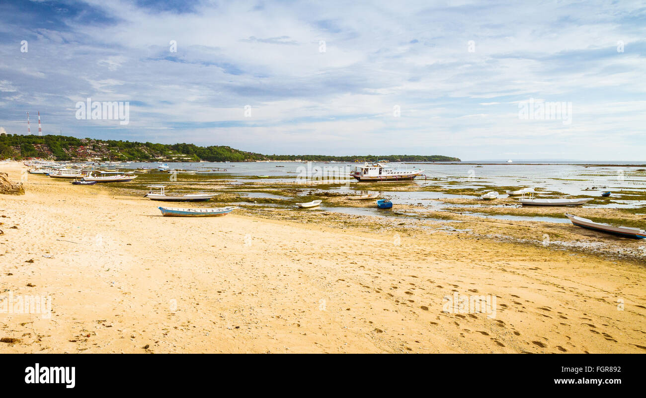 Fußspuren im Sand des Strandes Jungutbatu Dorf, nahe der Nordspitze der Insel Nusa Lembongan, Bali. Stockfoto