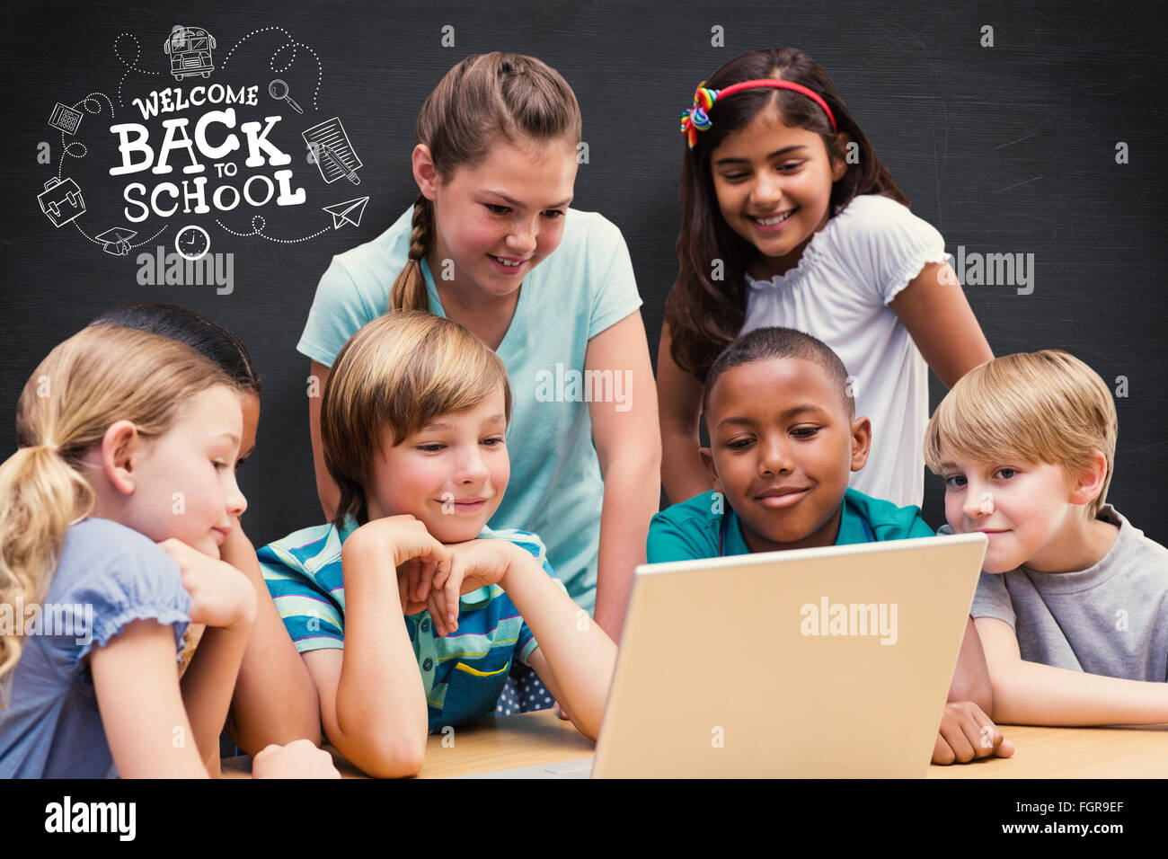 Zusammengesetztes Bild der niedlichen Schülerinnen und Schüler mit Tablet-PC in der Bibliothek Stockfoto