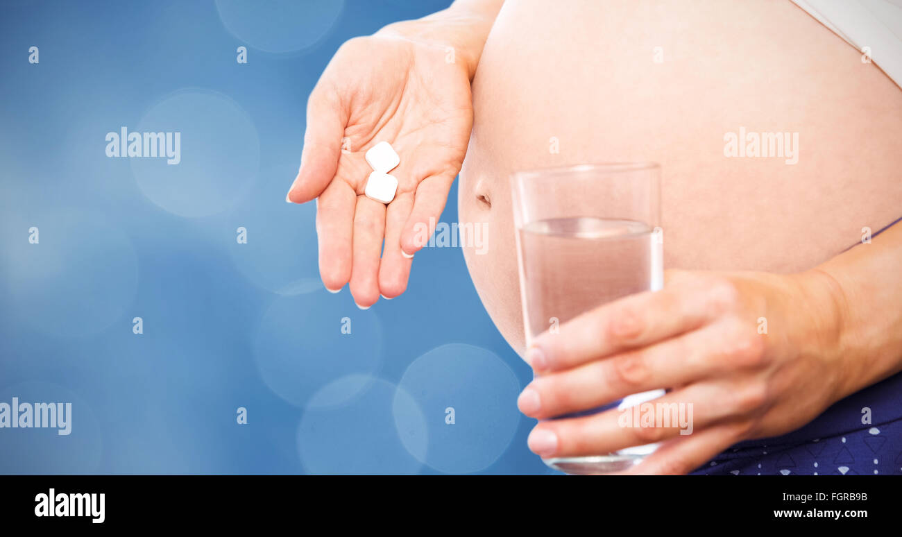 Zusammengesetztes Bild der schwangeren Frau, die Einnahme einer Vitamin-Tablets Stockfoto