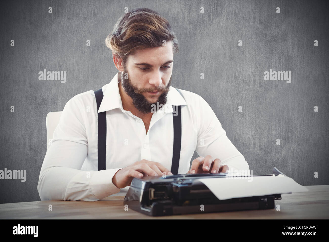 Zusammengesetztes Bild Hipster auf Schreibmaschine arbeiten Stockfoto