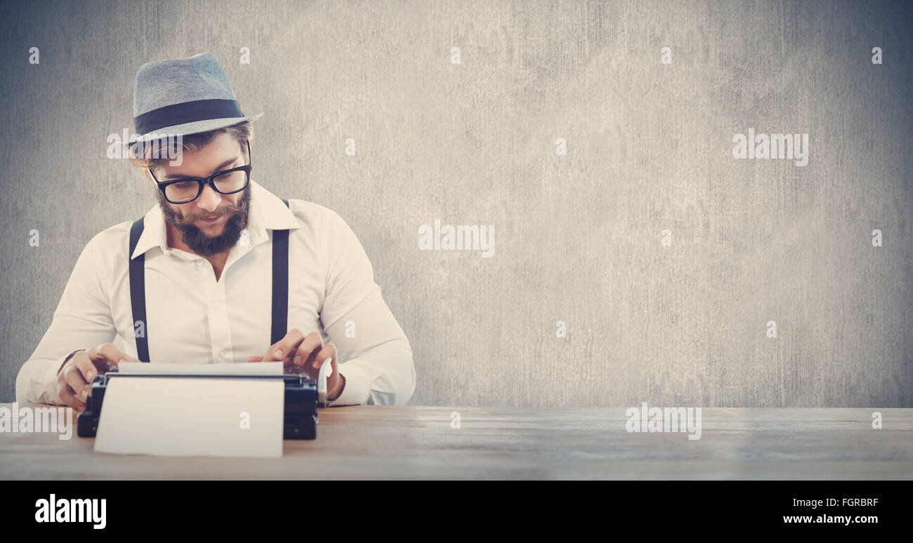 Zusammengesetztes Bild Hipster trägt Brille und Hut auf Schreibmaschine arbeiten Stockfoto