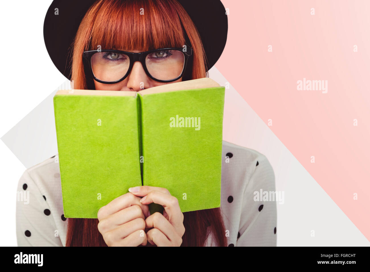Zusammengesetztes Bild Hipster Frau hinter ein grünes Buch Stockfoto