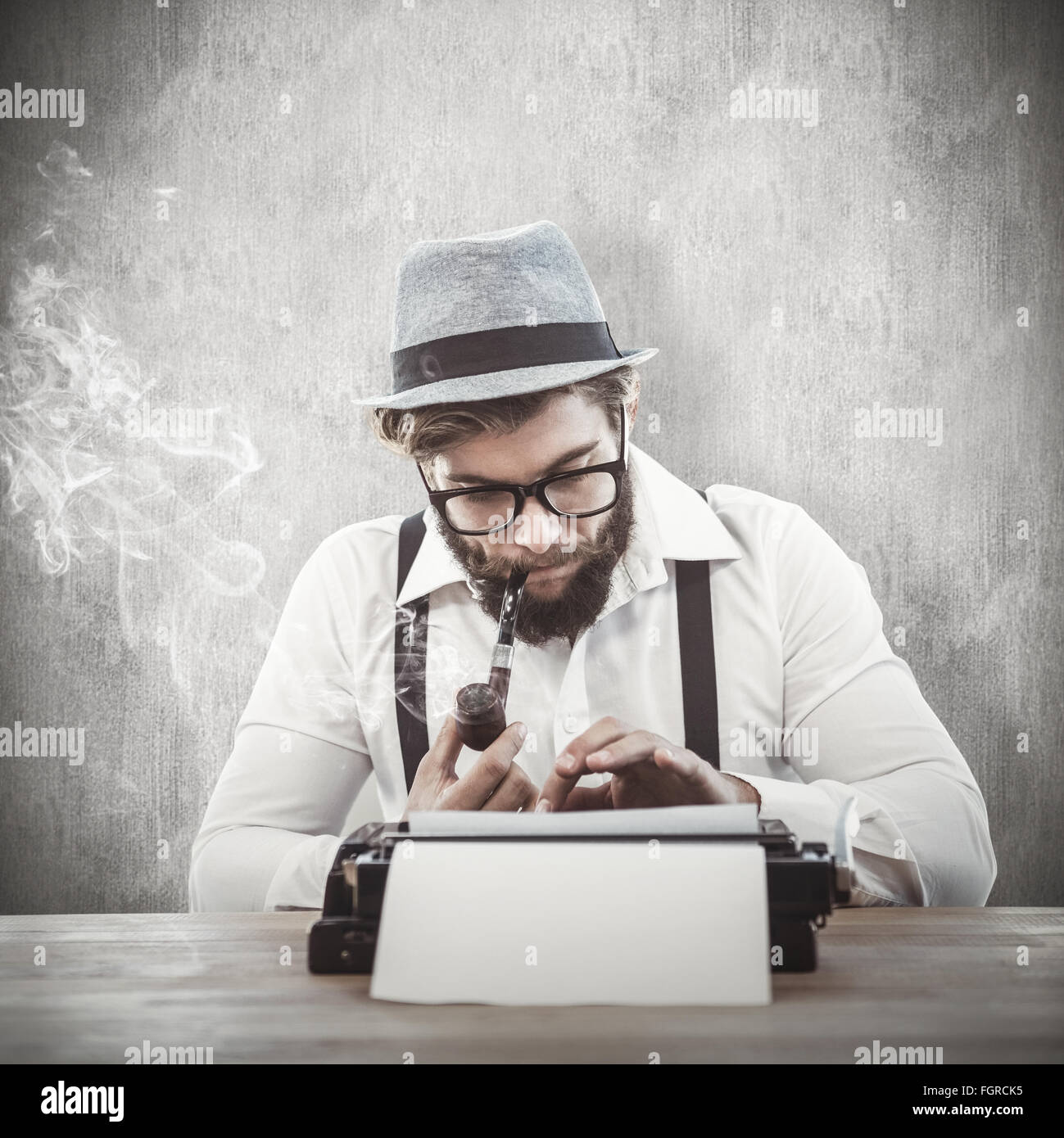 Zusammengesetztes Bild der Hipster Pfeife während seiner Arbeit am Schreibtisch Stockfoto