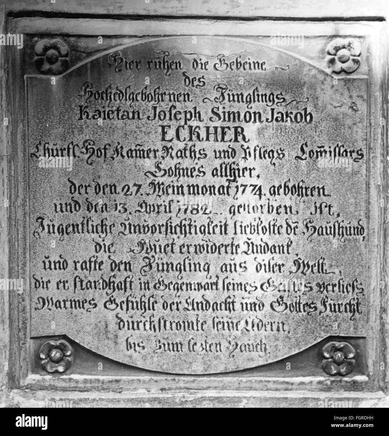 Tod, Gräber, Grabplatte für Kajetan Joseph Simon Jakob Eckher, von Tollwut tot, 13.4.1782, Zusatz-Rechte-Clearenzen-nicht vorhanden Stockfoto