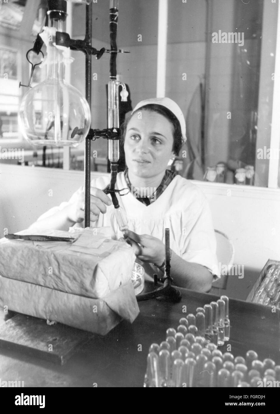 Medizin, Labor, Laborassistent Abfüllung von Blutserum, das aus Pferden gewonnen wurde, 1940, Zusatz-Rechte-Clearenzen-nicht verfügbar Stockfoto