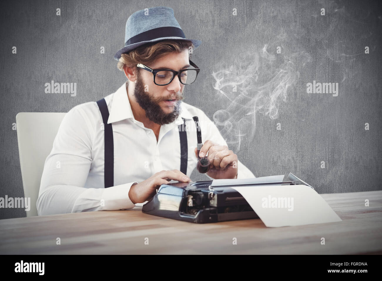 Zusammengesetztes Bild Hipster mit Pfeife während der Arbeit an der Schreibmaschine Stockfoto
