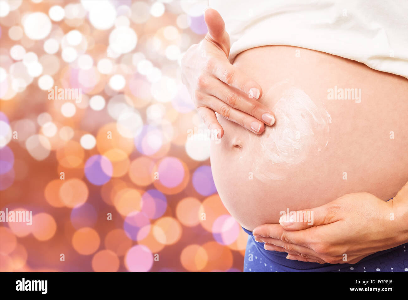 Zusammengesetztes Bild schwangere Frau mit Sahne auf Stoß Stockfoto