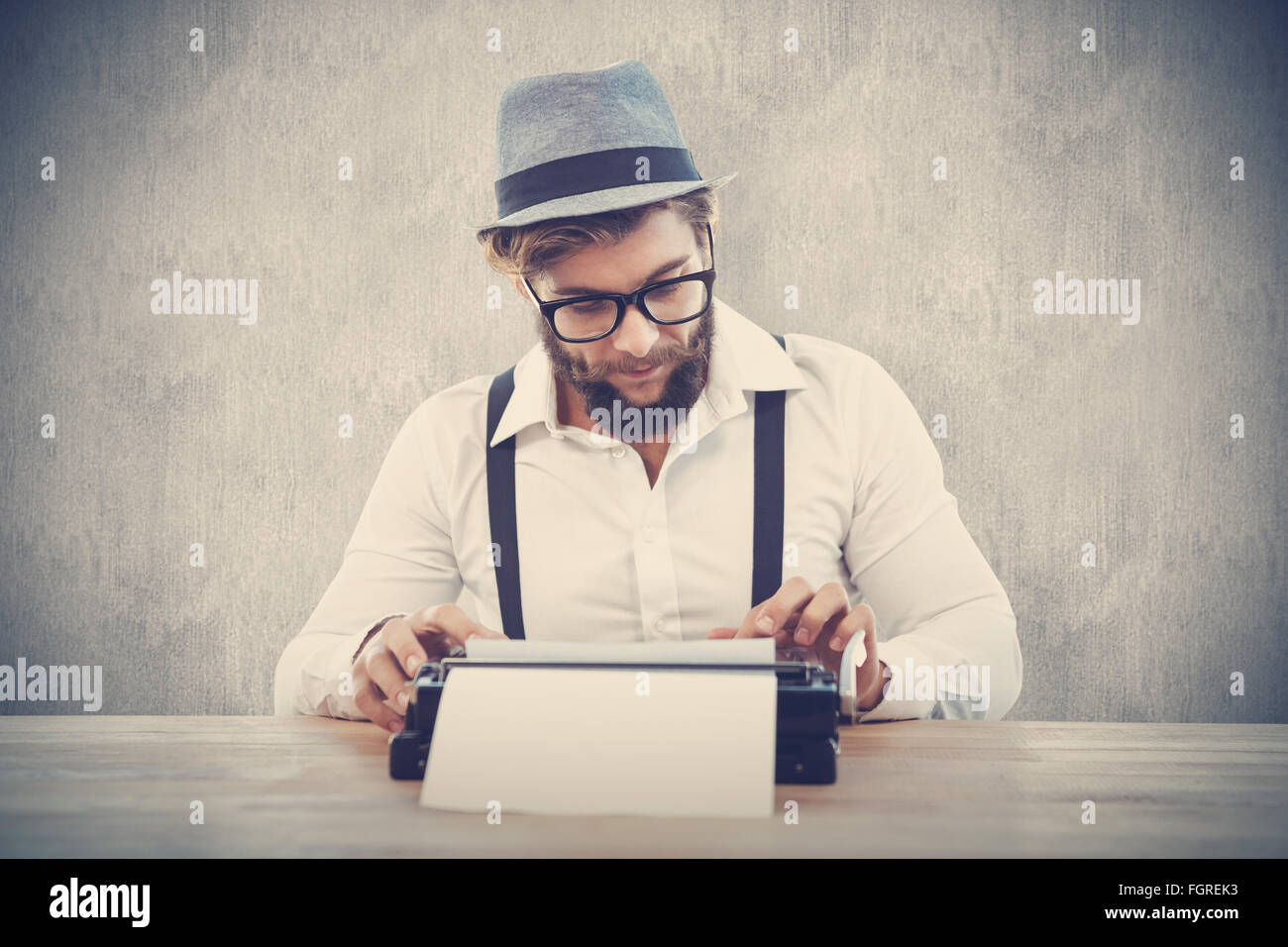 Zusammengesetztes Bild Hipster trägt Brille und Hut auf Schreibmaschine arbeiten Stockfoto