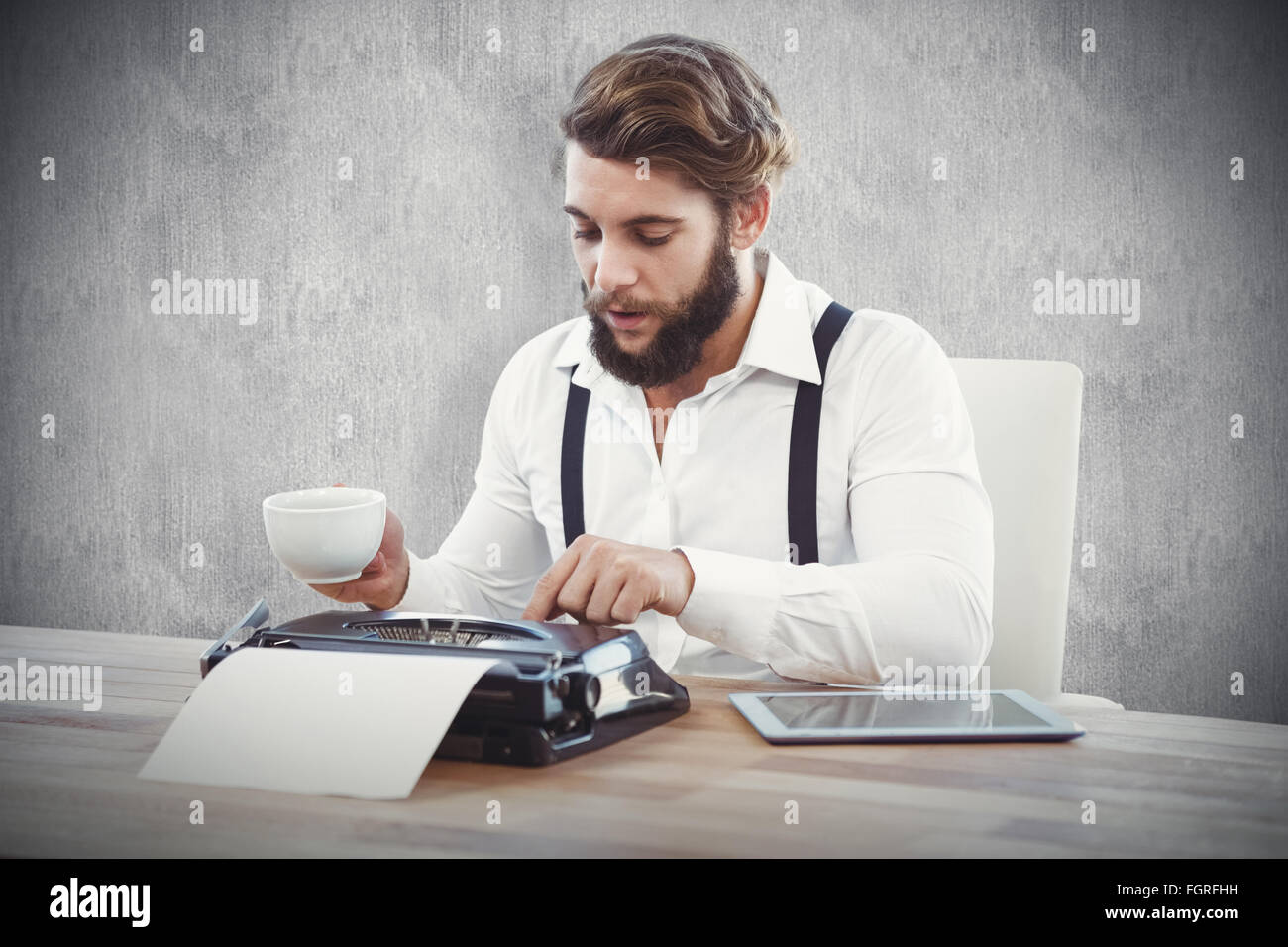 Zusammengesetztes Bild Hipster halten Kaffee arbeiten auf Schreibmaschine Stockfoto
